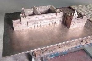 L'Ajuntament de València instal·la una maqueta del Palau del Real al costat de les ruïnes de l'edifici, en l'itinerari de la Ruta del Greal