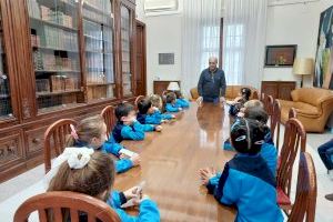 L'alumnat de primer de Primària del CEIP Ángel Esteban ha visitat aquest matí l'Ajuntament, com a part de l'activitat docent del centre