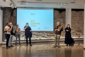 ‘Arte, Vida, Cultura’ plasma la cotidianidad del colegio Peset con sucesivas ilustraciones en la fachada