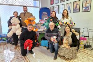 Los socialistas entregan a Dona’m La Mà los juguetes para que todos los niños y las niñas de Torrent vivan la magia de la Navidad