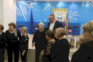 Las amas de casa de Benidorm celebran de nuevo su tradicional Festival de Navidad