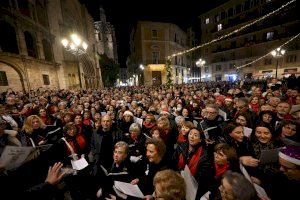 Más de 600 personas abarrotan la Plaza de la Virgen con el canto coral