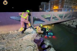 Un conductor cau amb el seu cotxe un canal de Sollana