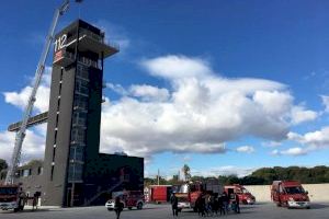 Los Bomberos inician su jornada solidaria y abren al público el parque de Playa San Juan para recoger juguetes y alimentos