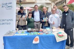 Alberto Vidal, concejal de Familia e Infancia, visita la mesa informativa de la Fundación Síndrome de Down de Castellón