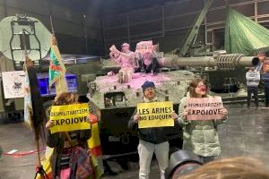 Vandalismo en Expojove: un grupo ataca un tanque del Ejército