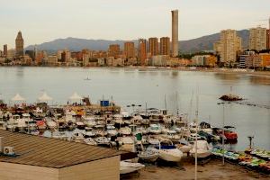 Un condenado por violar a una mujer en Benidorm intenta entrar después en su domicilio hasta en tres ocasiones