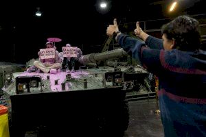 En libertad con cargos dos de las activistas que pintaron de rosa un tanque en Expojove