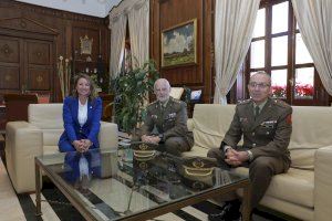 La alcaldesa de Castellón, Begoña Carrasco, recibe al nuevo subdelegado de Defensa en Castellón