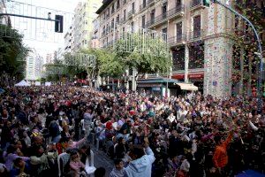 Unas 14.000 personas vibran en la Nochevieja infantil de Alicante entre malabares, cotillón, campanadas e hinchables