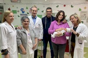 El Hospital de Sant Joan entrega una orquídea a Víctor, el primer bebé de 2024