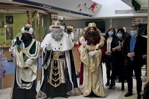 Los Reyes Magos visitan el Hospital Vega Baja a su llegada a Orihuela