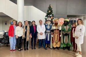 Los Reyes Magos de Oriente visitan a los pacientes del Hospital Universitario del Vinalopó