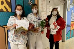 Los Reyes Magos y los pajes de ASHUA entregan regalos a los niños en hemodialisis del Hospital La Fé de Valencia