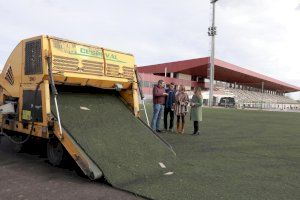 Arranca el cambio de césped del campo del Gaetà Huguet después de dos décadas y muchas lesiones