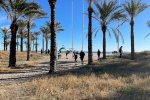 Estudiantes del Colegio San Cristóbal se unen en la lucha por el medio ambiente con la limpieza en la Playa del Planetario de Castellón