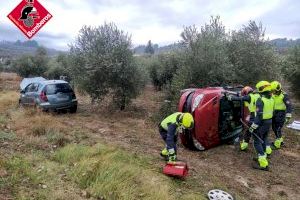 Dos coches acaban en un bancal tras una colisión frontal en Gorga (Alicante)