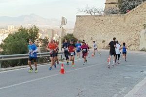 Más de 1.500 atletas participan en una Carrera de los Castillos de récord que ganan Andrés Micó y Yesica Mas en los 10.000 metros