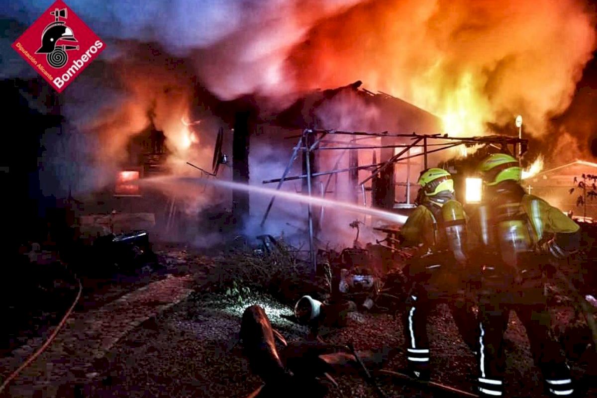 Un fallecido tras un grave incendio de una casa de madera en Benidoleig (Alicante)