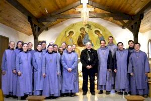 Monseñor Benavent visita a los Hermanitos y Hermanitas del Cordero en Navalón