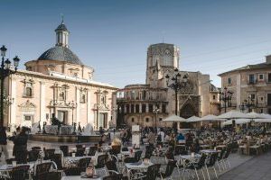 Dues entitats valencianes demanden que es torne a prohibir fumar a les terrasses