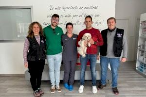 El Ayuntamiento de Serra hace entrega del primer perro en adopción