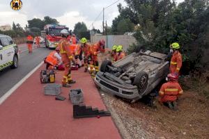 Se estrella en Náquera y queda atrapado dentro del coche