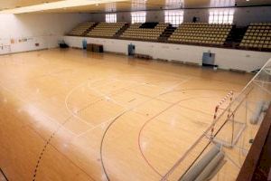 El Ayuntamiento renueva la pista central del pabellón deportivo "Vicente Crespo"