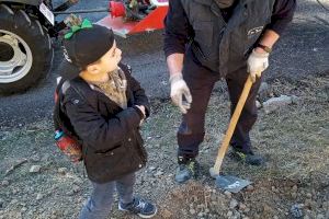 Más de 30 niños reforestan Montán con especies resistentes al fuego para prevenir incendios