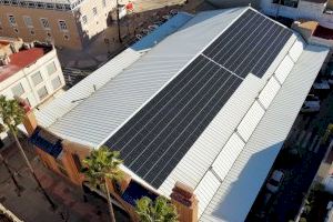 Burriana repara la fachada del Mercado Municipal, retira las plantas y malas hierbas e instala placas solares en el tejado