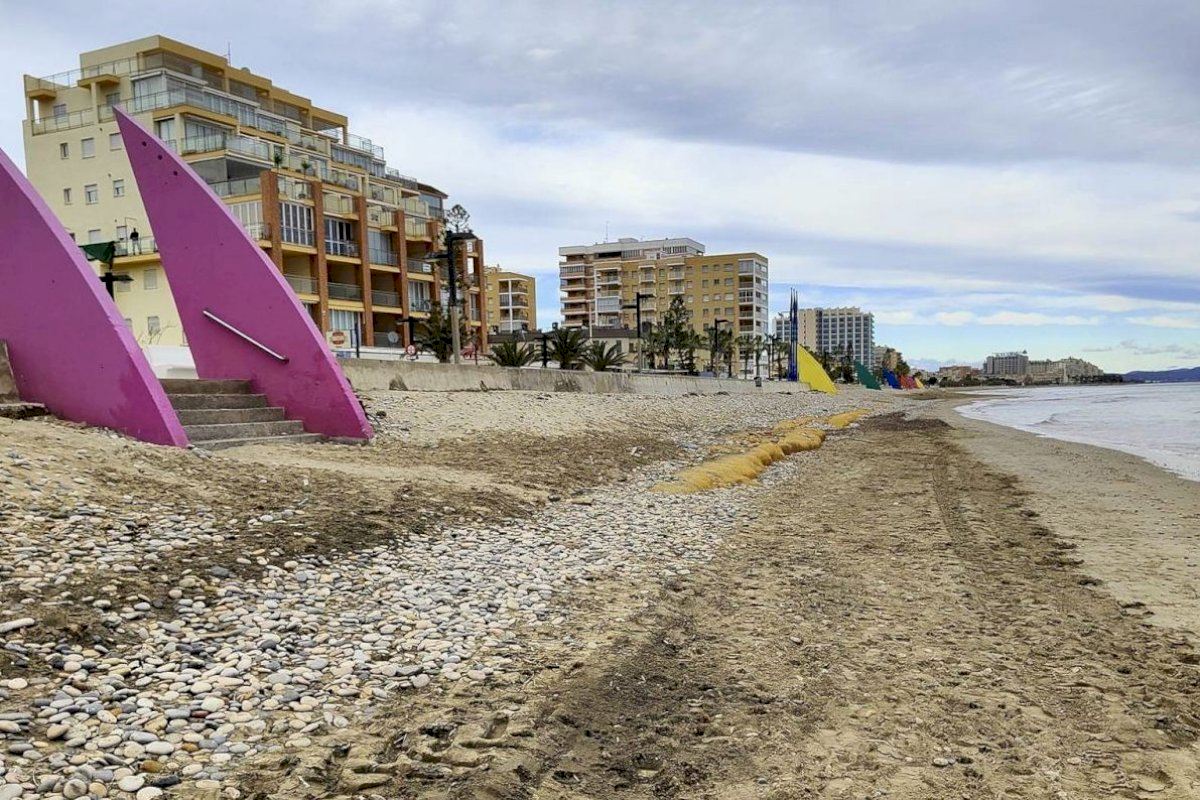 La playa de Morro de Gos de Oropesa ganará más espacio de arenal pero se queda sin servicios