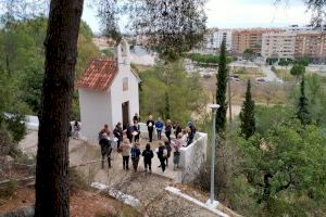 Los cofrades de la Hermandad de la Santísima Cruz peregrinan a la ermita de María Magdalena