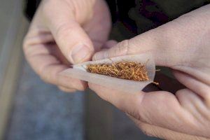 Un vecino de Alicante es víctima de una estafa al venderle picadura de tabaco