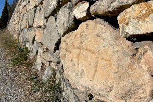 ¿Qué significan las tres cruces grabadas en una piedra de un pueblo de Castellón?