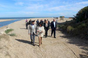 La delegada del Gobierno en la Comunitat Valenciana visita la regeneración de la playa de Les Deveses