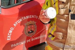 Alicante instala 300 detectores de humo en viviendas de mayores para favorecer la prevención de incendios