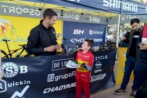 Centenares de aficionados arropan al ciclista vilero Felipe Orts en la presentación de la temporada de mountain bike y gravel