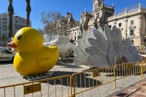 La plaza del Ayuntamiento de Valencia ya acoge las primeras piezas que formarán la falla municipal de 2024