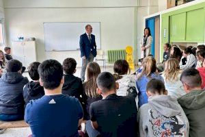 El alcalde visita el colegio Pla Barraques para someterse a las preguntas del alumnado