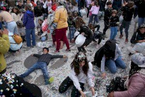 Cinco toneladas de confeti llenan de vida Castellón con el Coso multicolor