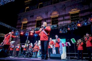 La Banda del Ejército de Nueva Zelanda actúa en la Plaza Mayor dentro del XXXIII Festival Internacional de Música de Festa