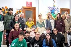 Las Reinas de las Fiestas de la Magdalena visitan la sede de Cáritas Diocesana