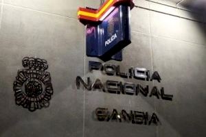 Un ladrón multirreincidente intenta clavar una broca de un taladro a un policía en Gandia