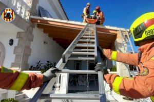 Ferit un instal·lador de plaques solars després de caure des de dos metres en un terrat d'Alberic