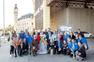 La delegación de valencianos procedentes de los Centros Valencianos en el Exterior visita la exposición 'Abrazos en el puerto'