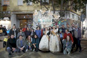 Usuarios de la Fundación MAIDES participan en la “plantá” de  una falla “al tombe”en Valencia