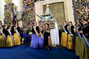 Benidorm muestra su devoción a la Mare de Déu del Sofratge con miles de flores en su 284 Aniversario