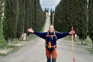 José Arredondo llegó ayer a Siena tras una semana de mucha lluvia, granizo, niebla y frío en su recorrido a pie Roma-Santiago de Compostela