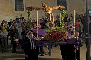 El Via Crucis diocesano recorre el centro histórico de Valencia, presidido por el Arzobispo