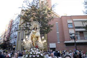 La imagen peregrina de la Virgen de los Desamparados visita el barrio valenciano de Ruzafa